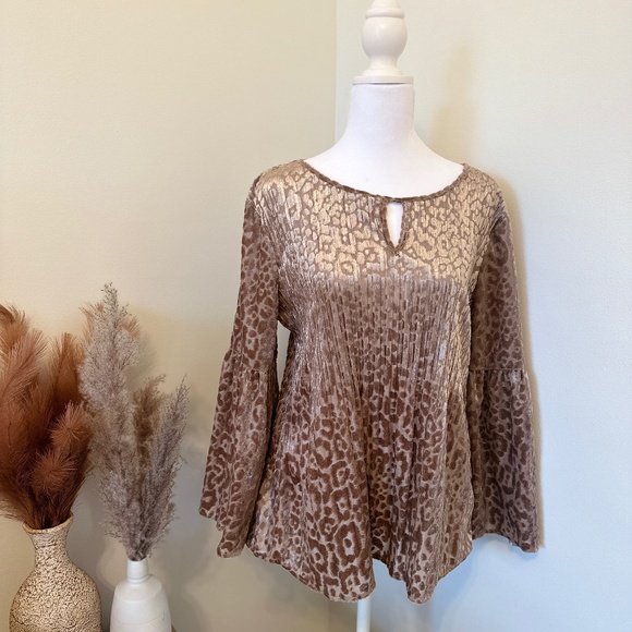 Keyhole top with velvet leopard detail - Picture 1 of 3